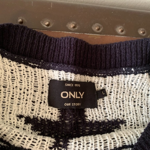 Navy blue cropped sweater with stars - Picture 2 of 3